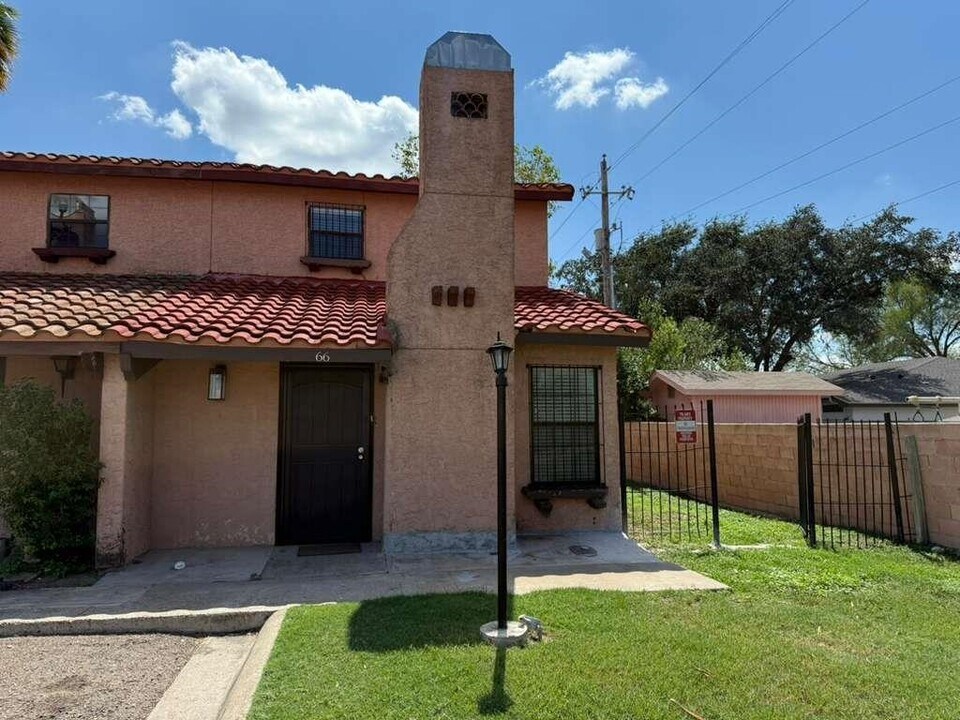 5500 McPherson Rd in Laredo, TX - Building Photo
