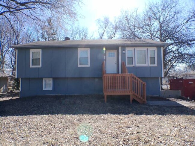 302 S Franklin St in Spring Hill, KS - Building Photo - Building Photo