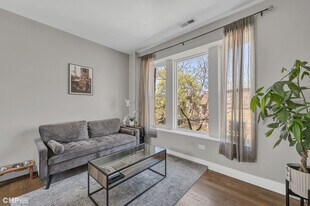 2824 N Drake Ave in Chicago, IL - Building Photo