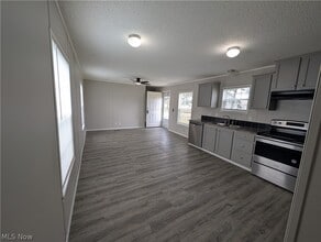 135 Kenny Brook Ln in Elyria, OH - Building Photo - Building Photo