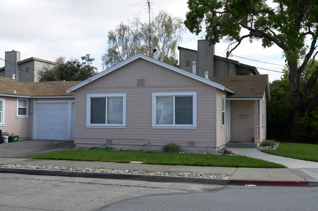 525 Cleveland St in Redwood City, CA - Building Photo - Building Photo