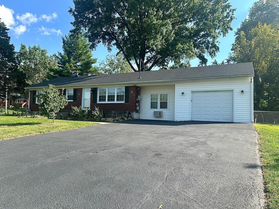 9312 Michael Edward Dr in Louisville, KY - Building Photo