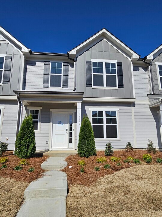 10025 Guardian Dr in Charlotte, NC - Building Photo