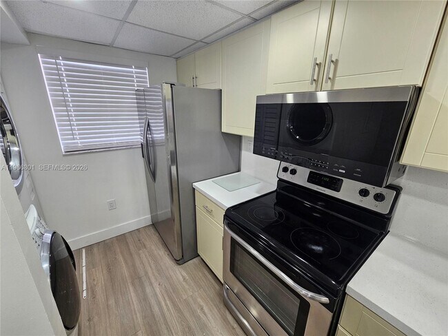 10255 NW 9th St Cir in Miami, FL - Building Photo - Building Photo