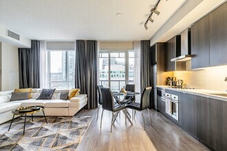 300 Front St W in Toronto, ON - Building Photo - Building Photo