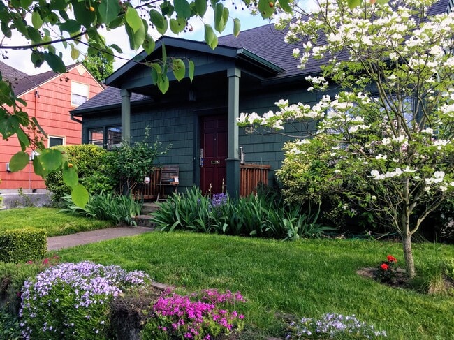 54 NE Graham St in Portland, OR - Building Photo - Building Photo