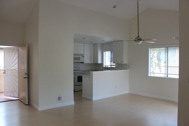 11349 Avenida De Los Lobos in San Diego, CA - Building Photo - Building Photo