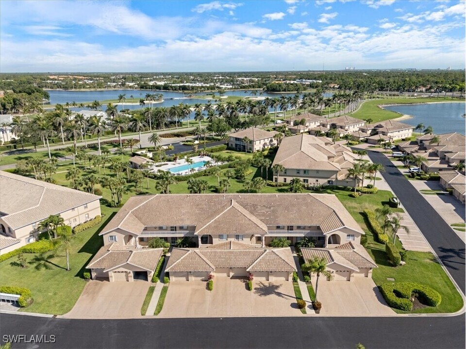 9060 Michael Cir in Naples, FL - Foto de edificio