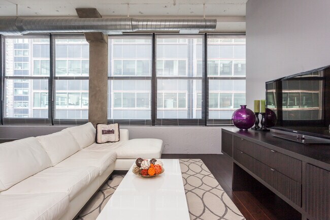 130 S Canal St in Chicago, IL - Foto de edificio - Building Photo