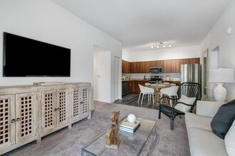 Lakewood Village in Palm Springs, FL - Foto de edificio - Building Photo