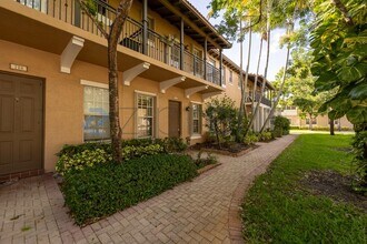 708 SW 147th Ave in Pembroke Pines, FL - Foto de edificio - Building Photo