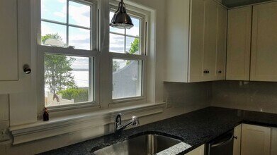 42 Phillips Rd in Nahant, MA - Foto de edificio - Building Photo