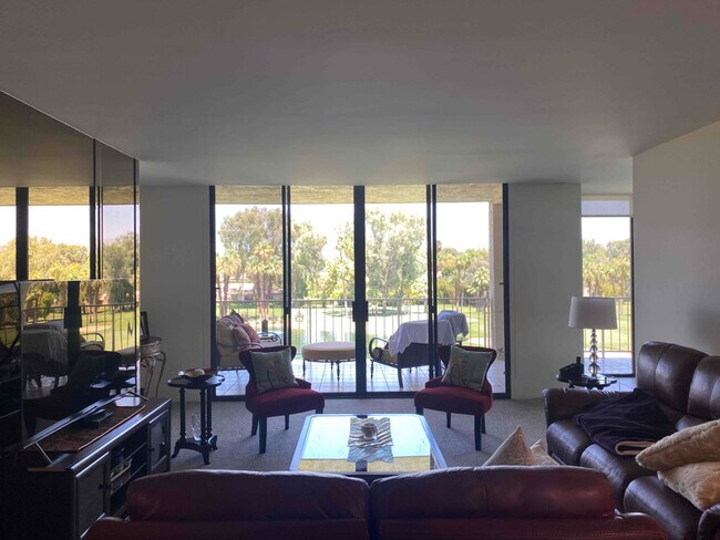 910 Island Dr, Unit 404 in Rancho Mirage, CA - Foto de edificio - Building Photo