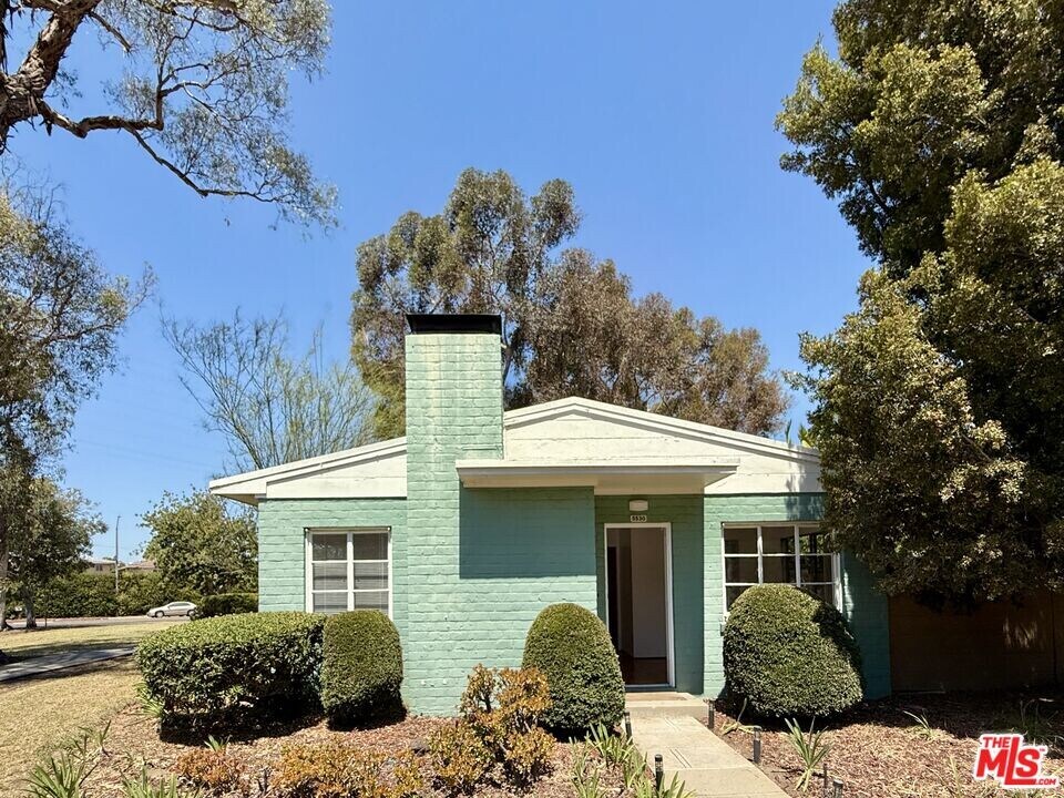 5530 Village Green in Los Angeles, CA - Building Photo