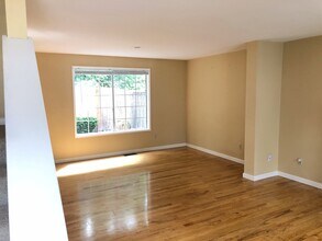 12864 103rd Pl NE in Kirkland, WA - Building Photo - Building Photo