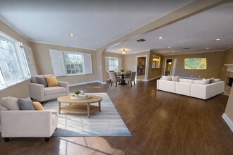 11953 Collins St in Valley Village, CA - Foto de edificio - Building Photo