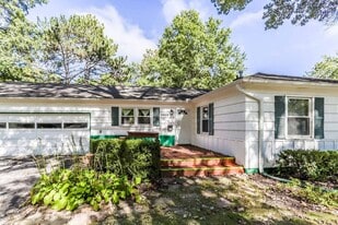 5608 W 101st Terrace in Overland Park, KS - Building Photo