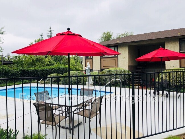 1940 Los Feliz Dr in Thousand Oaks, CA - Foto de edificio - Building Photo