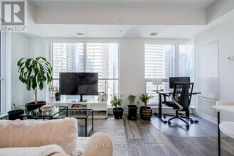 327 King St W in Toronto, ON - Building Photo - Building Photo