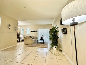 11403 NW 89th St, Unit 219 in Doral, FL - Foto de edificio - Building Photo
