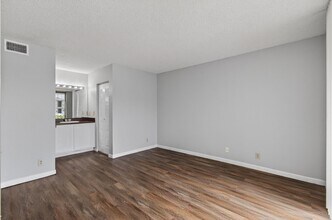 752 Executive Center Dr in West Palm Beach, FL - Building Photo - Building Photo
