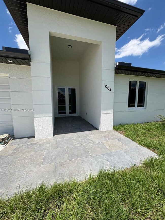 1062 Bell Blvd S in Lehigh Acres, FL - Foto de edificio - Building Photo