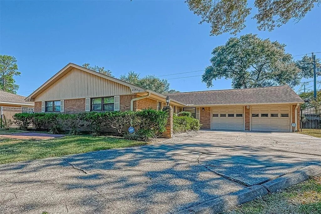 6543 Kury Ln in Houston, TX - Building Photo