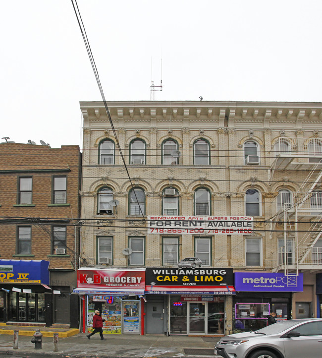 131 Wyckoff Ave in Brooklyn, NY - Foto de edificio - Building Photo