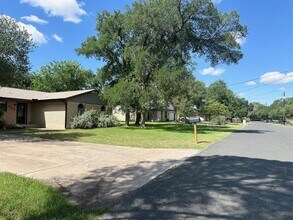 1102 Serenada Dr in Georgetown, TX - Foto de edificio - Building Photo