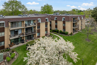 Mill Orchard in Naperville, IL - Foto de edificio - Building Photo