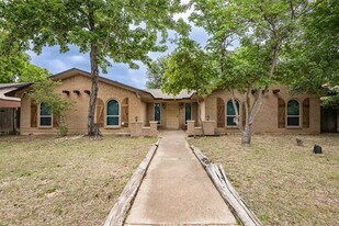 805 N Fielder Rd in Arlington, TX - Building Photo