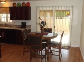 705 W Graaf Ave in Ridgecrest, CA - Foto de edificio - Building Photo