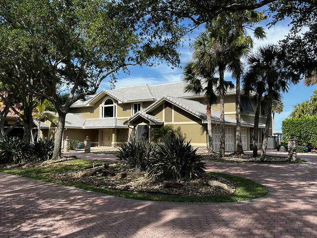 2442 Newfound Harbor Dr in Merritt Island, FL - Foto de edificio - Building Photo