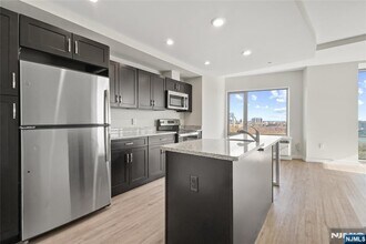 69 Main St in Fort Lee, NJ - Foto de edificio - Building Photo