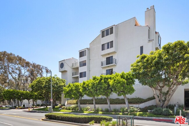2950 Neilson Way in Santa Monica, CA - Building Photo - Building Photo