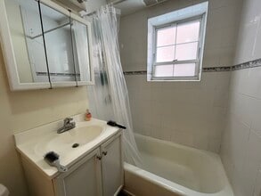 1614 Beacon St, Unit 2 in Brookline, MA - Foto de edificio - Building Photo