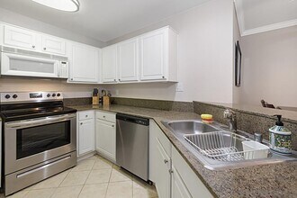 7455 Charmant Dr in San Diego, CA - Foto de edificio - Building Photo