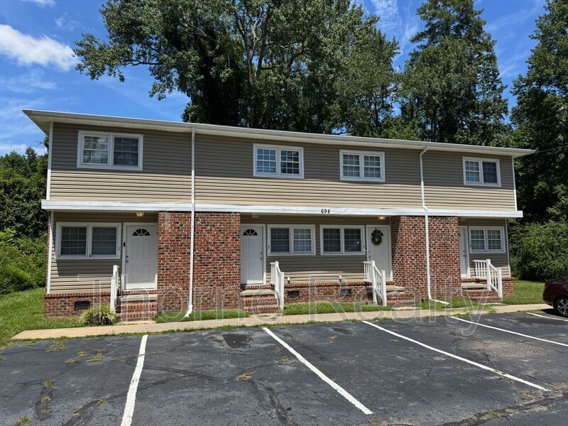 698 W Hamlet St in Pinetops, NC - Foto de edificio
