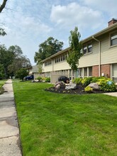 Eton Square Apartments & Townhomes in Birmingham, MI - Foto de edificio - Building Photo