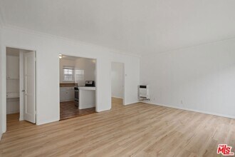 6773 Yucca St, Unit 4 in Los Angeles, CA - Building Photo - Building Photo