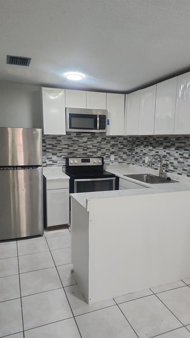 11544 NW 44th St in Coral Springs, FL - Foto de edificio - Building Photo