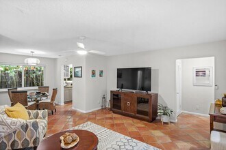 214 SW 1st Ave, Unit A in Boynton Beach, FL - Foto de edificio - Building Photo