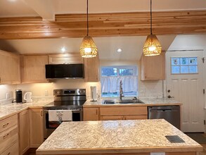 533 1/2 E 5th St in Port Angeles, WA - Foto de edificio - Building Photo