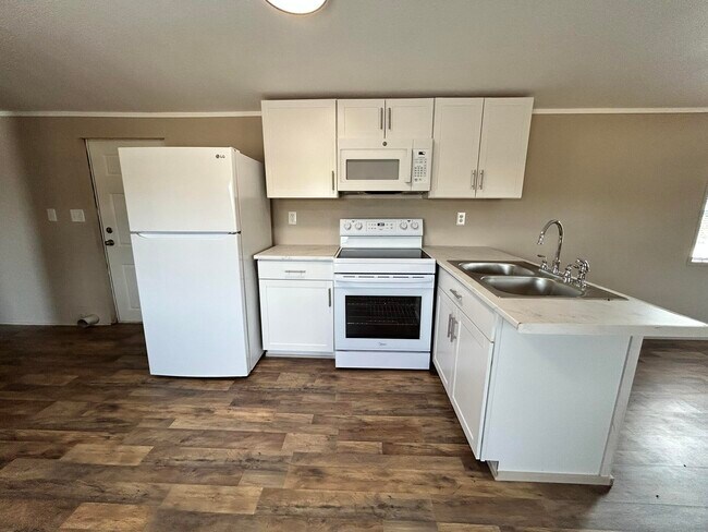 1370 Suzanne Cir in Holt, FL - Building Photo - Building Photo