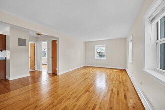 11012 64th Rd in Forest Hills, NY - Foto de edificio - Building Photo