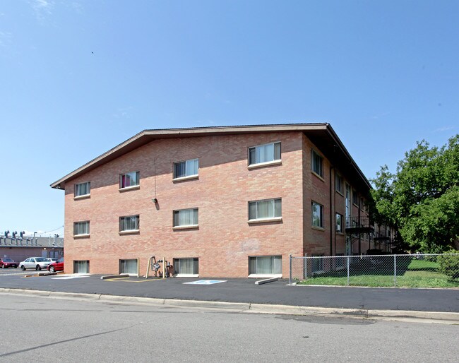 Park 16 Apartments in Aurora, CO - Building Photo - Building Photo