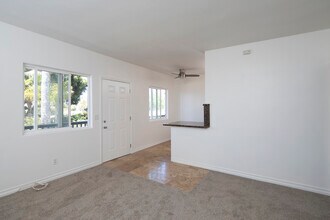 941-947 Oak Ave in Carlsbad, CA - Foto de edificio - Building Photo