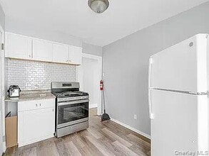 16 Park Pl in Poughkeepsie, NY - Building Photo - Building Photo