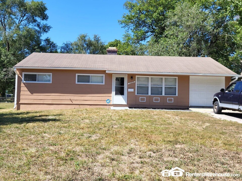 11230 Eastern Ave in Kansas City, MO - Building Photo