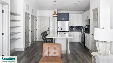 640 21st Ave N-Unit -202.1405583 in Nashville, TN - Foto de edificio - Building Photo